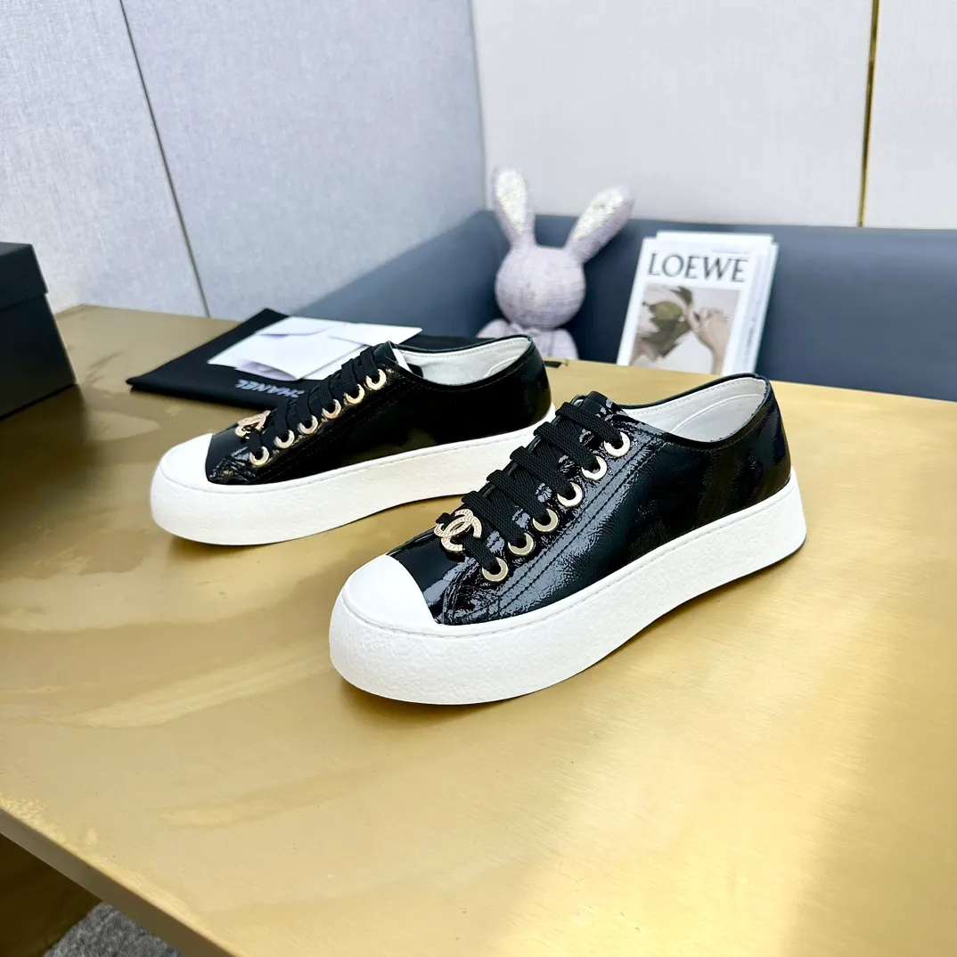 👟👟Ex-factory price 440👟👟 Top version, original quality! ! ! Chanel Chanel - 2024 biscuit shoes, the top casual sports shoes in the counter, this classic design; the upper is electro-embroidered with a variety of craftsmanship; the outsole is fashionable and sporty; the unusual inclusion of a variety of color elements... The diversified mix and match is very good-looking and versatile, casual, fashionable, sports and outdoor can be taken into account... ꫛꫀꪝ Go➫ Material: ❶Upper made of: original first-layer cowhide ❷Inside made of: sheepskin ❸The outsole is based on: original T👟👟factory price U combination outsole counter boutique packaging complete set for women 35–40